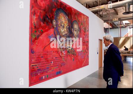 Le secrétaire d'Etat américain John Kerry l'affichage d'une peinture de Martin Luther King Jr. au siège de Facebook, Menlo Park, Californie, le 23 juin 2016. Image courtoisie du département d'Etat. Banque D'Images