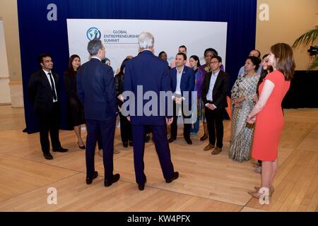 Photographie du secrétaire d'Etat américain John Kerry, les anciens de l'accueil du ministère de l'État Bureau des affaires éducatives et culturelles des programmes, Palo Alto, Californie, le 22 juin 2016. Image courtoisie du département d'Etat. Banque D'Images