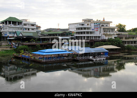 Museum et restaurants sur la rivière Kwai, Thaïlande Banque D'Images