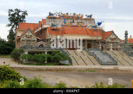 Temple chinois près du pont sur la rivière Kwai dans Kanchanabury, Thaïlande Banque D'Images