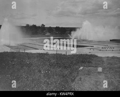 L'eau est vaporisée dans l'air comme l'aération du réservoir d'Ashokan approvisionne le système est en opération partielle pendant la construction de l'Aqueduc de Catskill, New York, États-Unis, le 23 juin 1916. À partir de la Bibliothèque publique de New York. Banque D'Images