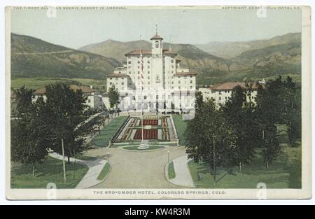 Vue extérieure de l'hôtel Broadmoor avec montagnes environnantes, Colorado Springs, Colorado, USA, 1914. À partir de la Bibliothèque publique de New York. () Banque D'Images
