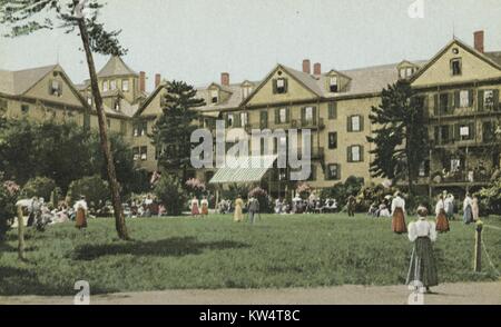 Carte postale d'un jeu de ballon qui se joue à la Cliff House, Lake Minnewaska, New York, 1914. À partir de la Bibliothèque publique de New York. Banque D'Images