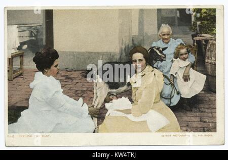 Carte postale d'une famille à l'aide d'une chèvre pour nourrir un bébé, Cuba, 1914. À partir de la Bibliothèque publique de New York. Banque D'Images