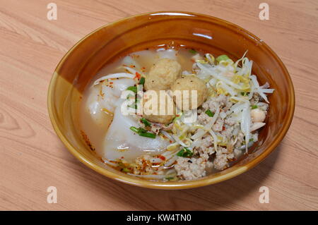 Grande tête de nouilles de riz soupe de crevettes en boule Banque D'Images