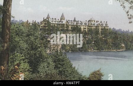 Carte postale de la maison Wildmere vu depuis la mi-falaise, Lake Minnewaska, New York, 1914. À partir de la Bibliothèque publique de New York. Banque D'Images