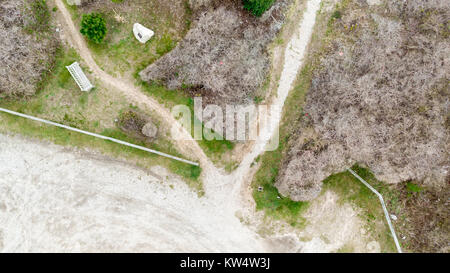 Un bourdon image de chemins originaires d'un terrain de stationnement drit qui mènent à une plage sur l'océan à Montauk, ny Banque D'Images