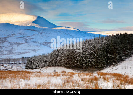 Une vue de l'approche principale route vers Pen Y Fan à l'ouest sur le pont ar Daf parking vers le ventilateur Fawr, hiver. Banque D'Images