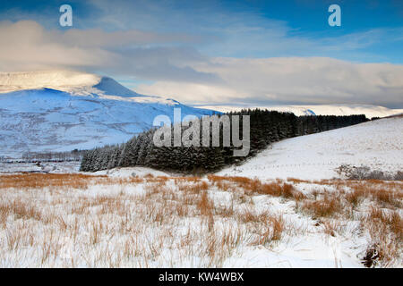 Une vue de l'approche principale route vers Pen Y Fan à l'ouest sur le pont ar Daf parking vers le ventilateur Fawr, hiver. Banque D'Images