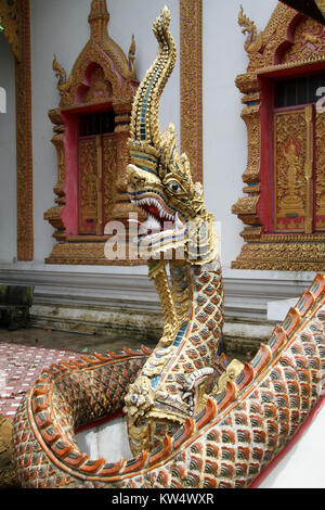 Grand dragon serpent près de l'entrée du temple, Chiang Mai, Thaïlande Banque D'Images