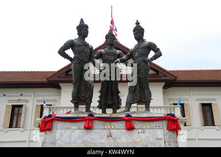 Des statues de rois thaïlandais sur la place à Chiang Mai, Thaïlande Banque D'Images