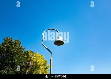 Mission bell silhouetted against a blue sky à Sonoma, en Californie, le 17 septembre 2016. La mission de la Californie ont été en place depuis le début du 20e siècle, et marquer l'itinéraire initial de l'El Camino Real route reliant missions entre San Diego et Sonoma. Banque D'Images