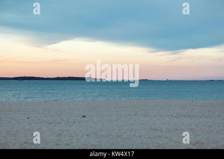 La fin de journée soleil à Haven's Beach à Sag Harbor, NY Banque D'Images