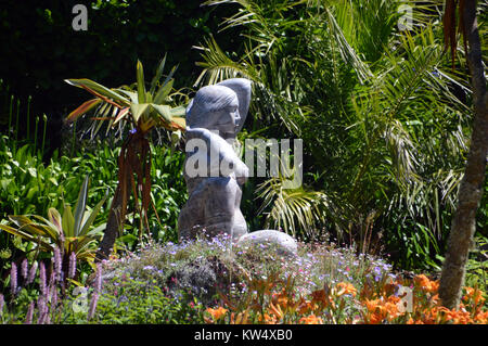 La statue en marbre de Gaia la Terre Mère dans jardins de l'abbaye sur l'île de Tresco dans les îles Scilly, Angleterre, Royaume-Uni. Banque D'Images