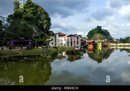 La réflexion de l'eau de Qing Xin Ling Loisirs & cultural village, Ipoh, Malaisie - maison en bois à Ipoh, Perak, Malaisie le lac. Un lieu où les touristes sont Banque D'Images