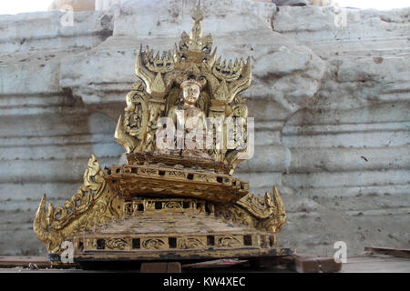 Statue de Bouddha en bois doré au temple bouddhiste à Mingun, Myanmar Banque D'Images