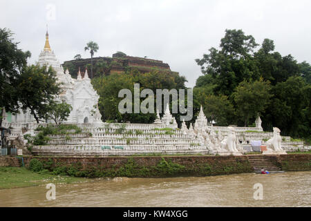 Temple blanc et brique stupa à Mingun, près de Mandalay, Myanmar Banque D'Images