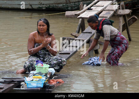 Les femmes se laver dans la rivière à Mandalay, Myanmar Banque D'Images