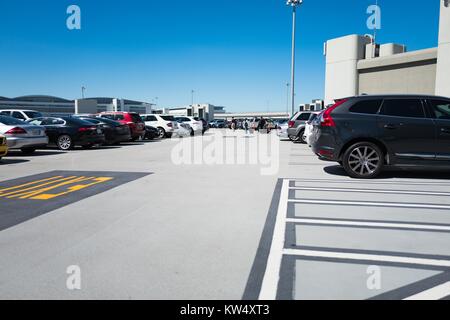 Stationnement sur le toit à l'Aéroport International de San Francisco, au sud de San Francisco, Californie, le 24 septembre 2016. Banque D'Images