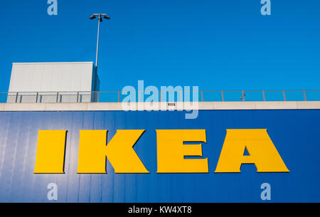 Logo IKEA sur un magasin.IKEA est le plus grand détaillant de meubles au monde et vend des meubles prêts à assembler.Fondée en Suède en 1943. Banque D'Images