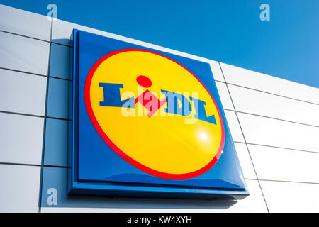 Le panneau DU supermarché LIDL.LIDL est une chaîne de supermarchés allemands à prix réduits, basée à Neckarsulm, Bade-Wurtemberg, en Allemagne. Banque D'Images