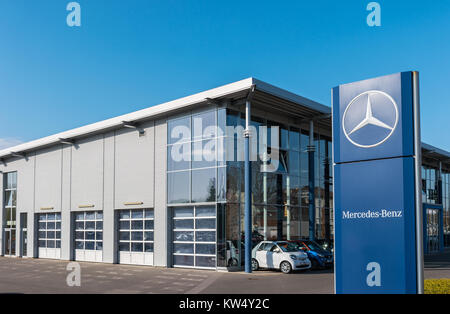 Bureau du concessionnaire officiel Mercedes-Benz.Mercedes-Benz est un constructeur automobile allemand. Banque D'Images