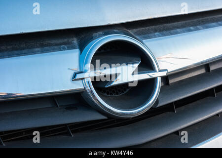 Panneau Opel sur un grill de voiture en argent.Opel est un constructeur automobile allemand dont le siège est en Allemagne, filiale du groupe américain General Motors. Banque D'Images