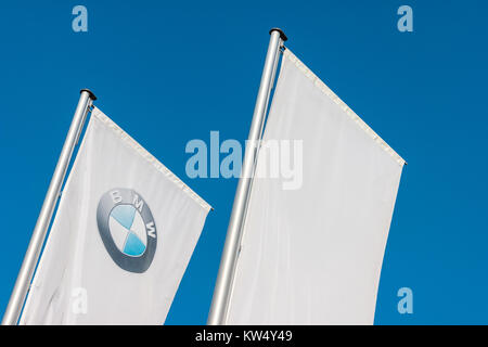 Signe d'un logo BMW sur des drapeaux blancs.BMW est une société de fabrication de véhicules, de motos et de moteurs de Munich, en Bavière, en Allemagne. Banque D'Images