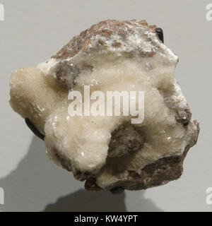 La smithsonite, un minéral de carbonate de zinc, a été recueillie dans la mine de Tsumeb en Namibie. Il fait partie de la collection du MNHN (Museum National d'histoire naturelle). Le spécimen est connu pour ses formations cristallines distinctes et ses couleurs vibrantes. Banque D'Images