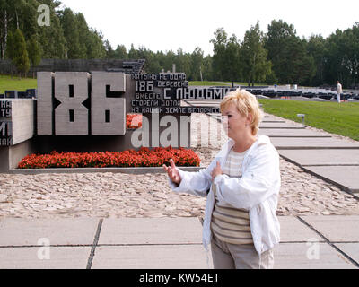 Le mémorial de Khatyn en Biélorussie commémore les victimes de l'occupation nazie pendant la seconde Guerre mondiale. Les inscriptions sur le monument rendent hommage à ceux qui ont perdu la vie pendant le conflit. Banque D'Images