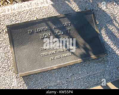 Le bon Scott Memorial Bench est un hommage à bon Scott, le chanteur du groupe de rock australien AC/DC. Le banc est situé à Fremantle, en Australie, près de l'endroit où Scott a passé une partie de sa jeunesse. Il commémore son héritage dans la musique et son impact sur le genre rock. Banque D'Images