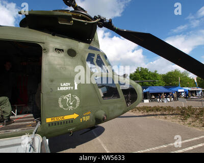 Le Boeing CH-47D Chinook est un hélicoptère militaire de transport lourd bimoteur à rotor tandem. Dans l'armée royale néerlandaise, la variante CH-47D, comme l'avion d-661, sert dans divers rôles, y compris le transport de troupes et le soutien logistique. Le d-661, anciennement un CH-147 canadien, a été acquis en 1996 et nommé « Red October ». Banque D'Images