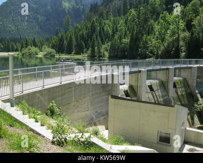 Bockstallsee Talsperre est un réservoir situé en Allemagne. Le barrage et l'environnement naturel environnant fournissent l'approvisionnement en eau et les activités récréatives. Banque D'Images