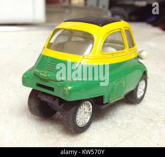 La BMW Isetta Toy III est un modèle miniature de l'emblématique BMW Isetta, une microvoiture à trois roues produite dans les années 1950 Cette version jouet capture le design unique et le charme du véhicule d'origine, qui est devenu célèbre pour sa taille compacte et sa porte avant distinctive. Il reflète l'esthétique rétro de l'Isetta, symbole de l'innovation automobile européenne d'après-guerre. Banque D'Images
