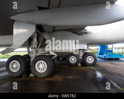 Photographie montrant le train d'atterrissage principal d'un Boeing 747, illustrant sa conception et les composants mécaniques utilisés lors de l'atterrissage. Banque D'Images
