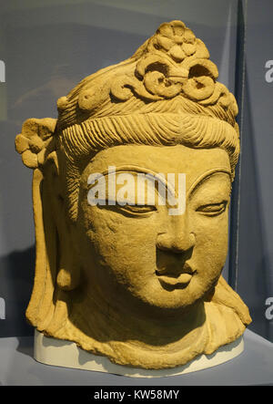 Cette tête Bodhisattva de la dynastie Tang, créée autour du VIIIe siècle après JC, est fabriquée à partir d'argile ou de stuc et peinte avec un pigment noir. Il représente l'art bouddhiste pendant la période Tang en Chine. Banque D'Images