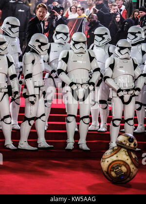 La première européenne de Star Wars Jedi - le dernier au Royal Albert Hall le mardi 12 décembre 2017. Sur la photo : BB8 , les gardes impériaux Banque D'Images