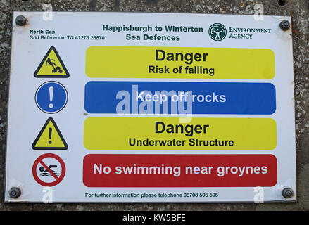 Des panneaux avertissant des dangers associés aux défenses mer Eccles-on-Sea, Norfolk, UK Decemberhappisburgh Banque D'Images