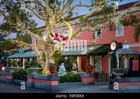 Santa Claus dormir dans un arbre décoré à Noël, Naples, Florida, USA Banque D'Images