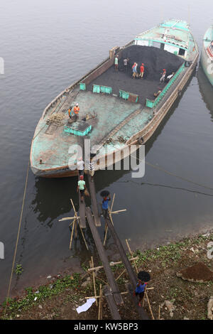 Les travailleurs bangladais décharger le charbon provenant d'un navire à Dhaka. Banque D'Images