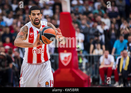 James Garde de Feldeine Stade Crvena Zvezda Belgrade mts passe le ballon pendant le match Banque D'Images