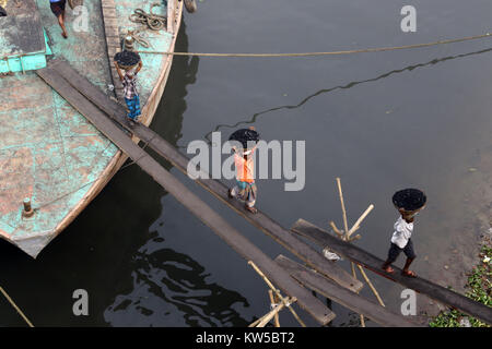 Les travailleurs bangladais décharger le charbon provenant d'un navire à Dhaka. Banque D'Images