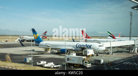 Avion sur une aire de l'aéroport pour le vol en cours de préparation. L'Aéroport International de Cape Town Afrique du Sud Banque D'Images