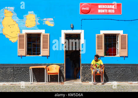 Colorful extérieur d'un petit supermarché magasin à Palmeira, Cap Vert, Afrique Banque D'Images