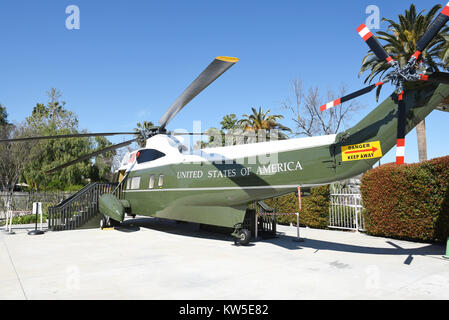 YORBA Linda, Californie - Le 24 février 2017 : Un marin à la Nixon Library. L'hélicoptère a été utilisé par les 4 présidents, Kennedy, Johnson, Nixon et pour Banque D'Images