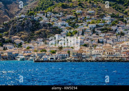 Bateaux et des constructions en descendant de la montagne vers le port de l'île d'hydra dans la mer Saronique Banque D'Images
