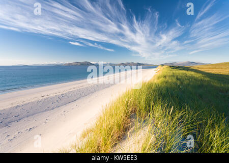 Forte de l'été soleil la plage et des dunes de sable le long de la côte ouest de Berneray avec les collines de Harris derrière, Hébrides extérieures, en Écosse Banque D'Images