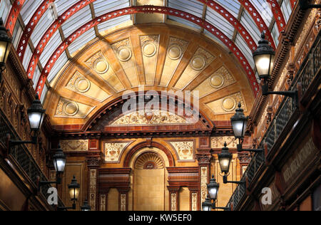 La centrale ensoleillée Arcade, Newcastle upon Tyne, montrant le mur d'extrémité richement décorées et le fer à repasser et de verre en forme de voûte en toiture. Banque D'Images