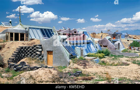 "Earthship" maisons en construction près de Taos, Nouveau Mexique. (Bâtiment est presque terminé.) Banque D'Images