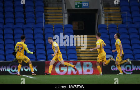 Preston North End's Tom Clarke (deuxième à gauche) célèbre marquant son but premier du côté du jeu au cours de la Sky Bet Championship match à la Den, Londres. Banque D'Images